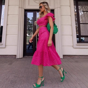 Ensemble deux pièces fuchsia en broderie anglaise avec haut à volants et jupe longue