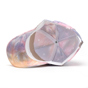 Vista interna del cappellino tie-dye con fascia antisudore bianca e cuciture rifinite