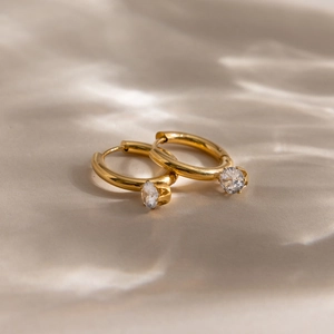 Klassische 18K vergoldete Edelstahl Creolen mit runden Zirkonia Steinen für Damen