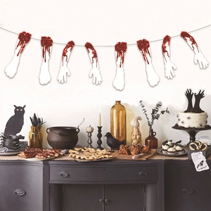 Bannière de mains ensanglantées pour Halloween suspendue sur table de fête décorée