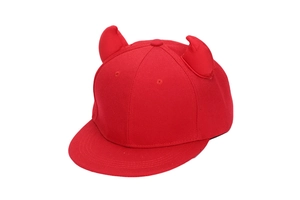 Vue détaillée d'une casquette hip hop rouge à bord plat avec des cornes de diable décoratives