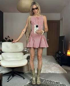 Détail de la robe courte sans manches à carreaux rouge et blanc avec taille cintrée