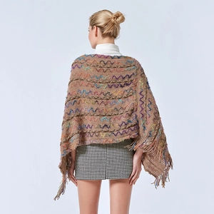 Détail d'un châle en tricot ethnique avec motifs ondulés colorés et des franges