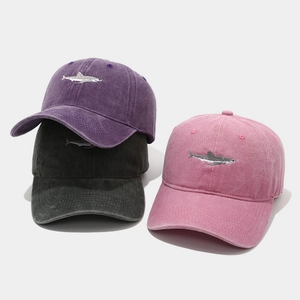 Vintage gewaschene Baumwoll-Basecaps mit Hai-Stickerei in Violett, Grau und Rosa