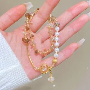 Gros plan détaillé d'un bracelet multicouche en pierres et perles avec pendentif papillon
