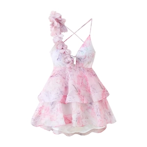 Détail de robe mini florale rose avec bretelle fleurie 3D et ourlet à volants