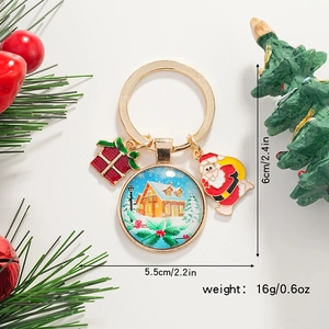 Vue détaillée du porte-clés de Noël avec Père Noël et pendentifs boîte cadeau sur fond blanc