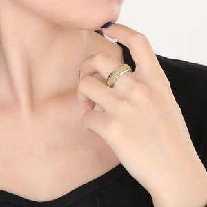Détail d'une bague rotative tressée or et argent au doigt pour soulager le stress