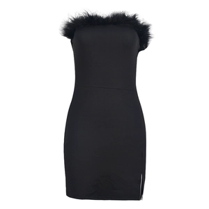 Λεπτομέρεια μαύρου στράπλες bodycon φορέματος με χνουδωτό φινίρισμα φτερών στη λαιμόκοψη