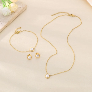 Détail d'un ensemble de bijoux en titane doré avec perles nacrées et roses décoratives
