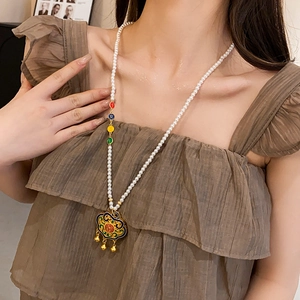 Detail der Vintage Emaille-Ruyi-Schlosskette mit Glocken an einer weißen Perlenkette