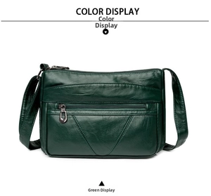 Détail du sac bandoulière vert foncé avec texture cuir grainé et plusieurs poches zippées