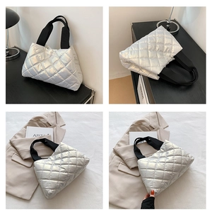Collage de détails du sac fourre-tout argenté matelassé avec poignées noires et texture