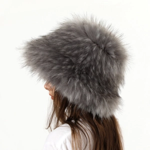 Dettaglio del cappello a secchiello in finta pelliccia grigia con texture morbida e fitta