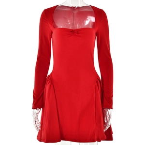 Vue détaillée d'une robe rouge à col carré avec poches plissées latérales et coupe trapèze