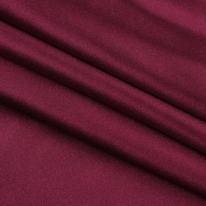 Makroaufnahme von dunkelrotem, plissiertem Satinstoff mit eleganter Textur und Faltenwurf