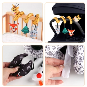 Suave juguete de peluche en espiral de jirafa para cuna y cochecito con colgantes.