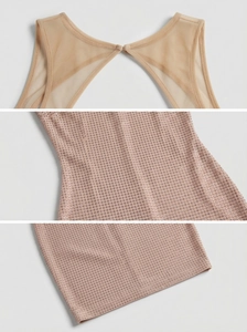 Détails du tissu en maille et des strass brillants sur une robe moulante sexy