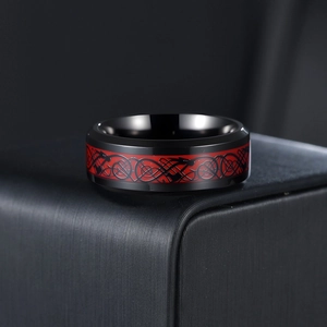 Herrenring aus schwarzem Edelstahl mit roter Kohlefaser-Einlage und keltischem Drachen