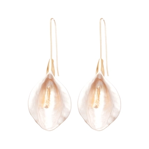 Boucles d'oreilles Lys calla élégantes avec crochets dorés et pétales nacrés