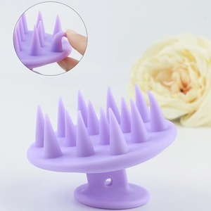 Vue détaillée des picots souples en silicone d'une brosse de massage du cuir chevelu mauve