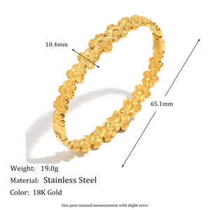 Bracelet jonc en acier inoxydable plaqué or 18 carats avec un design de fleur élégant