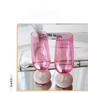 Vue détaillée du verre rose martelé avec une base sphérique luxueuse sertie de diamants