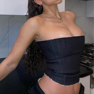 Top bustier sexy en jean noir pour femme avec bords effilochés et coupe moulante