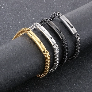Dettaglio di quattro bracciali a catena punk in metallo oro argento nero e canna di fucile