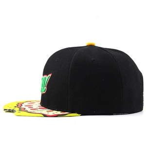Detailansicht der schwarzen Snapback-Kappe mit Pizza-Druck-Schirm und kreativer Einkerbung