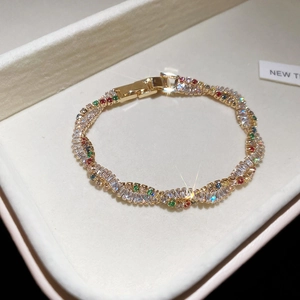 Nahaufnahme eines 18 Karat vergoldeten Armbands mit funkelnden bunten Zirkonsteinen