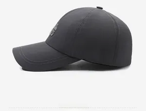 Nahaufnahme der anthrazitfarbenen Baseballkappe mit seitlicher Stickerei und 6-Panel-Struktur