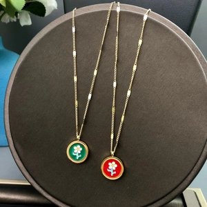 Colliers dorés élégants avec pendentifs floraux vintage en émail rouge et vert