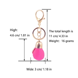 Dimensions du porte-clés gant de boxe en cuir rose et poids de 16g sur fond blanc