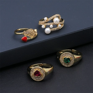 Détail de bagues plaquées or 18 carats avec cœurs en zircon et perles élégantes