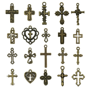 Set de 20 colgantes de cruz de bronce vintage con varios diseños sobre fondo blanco