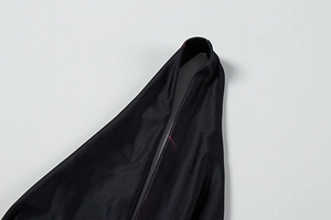 Détail de l'encolure licou en soie noire élégante avec une finition brillante luxe
