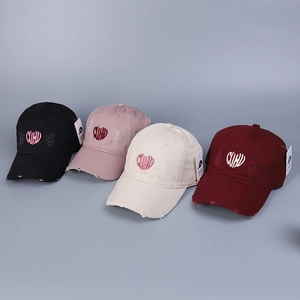 Détails de broderie cœur et bordure usée sur casquettes de baseball en coton