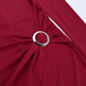Detalle de vestido granate con un anillo metálico plateado en tejido elástico