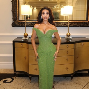 Élégante robe de soirée sirène à paillettes vert émeraude avec des épaules dénudées