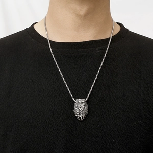 Vue détaillée du pendentif patte d'ours viking avec symbole Valknut sur une chaîne en acier