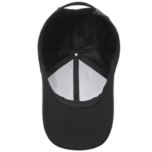Vue intérieure de casquette de baseball noire avec sergé respirant et sangle réglable