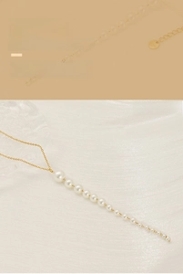 Gros plan détaillé d'un collier de perles en Y doré sur un tissu en satin blanc chic