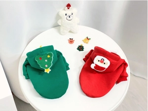 Detailansicht festlicher Weihnachts-Hunde-Hoodies mit Weihnachtsmann-Applikation