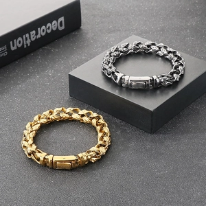Dettaglio di bracciali punk in acciaio inossidabile intrecciato con texture martellata