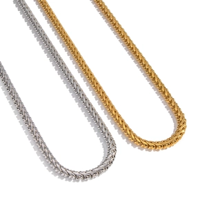 Ensemble de colliers à chaîne serpent minimaliste en finitions or et argent sur fond blanc