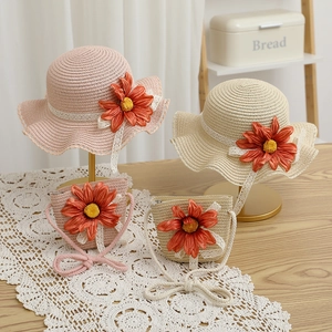 Détail de chapeau de paille pour enfant et sac assorti avec décor de marguerite orange