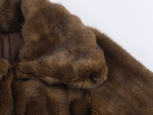 Dettaglio della texture della pelliccia sintetica marrone su colletto e spalla della giacca