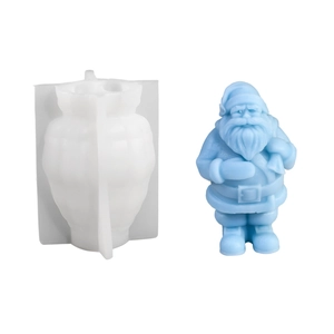Weihnachtswichtel Silikonform mit hellblauem Weihnachtsmann-Ornament aus Gips
