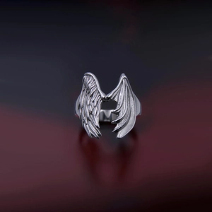 Anello aperto gotico con ali asimmetriche piumate e di pipistrello in finitura argento vintage
